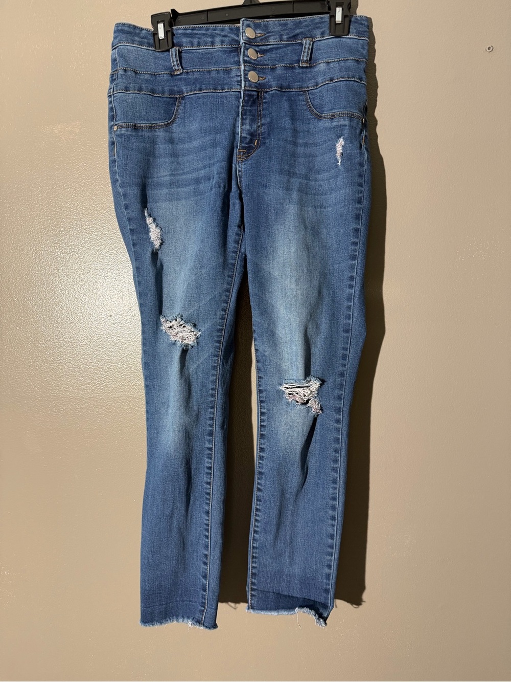 refuge Distressed Cropped Ankle Jeans in Medium Blue
